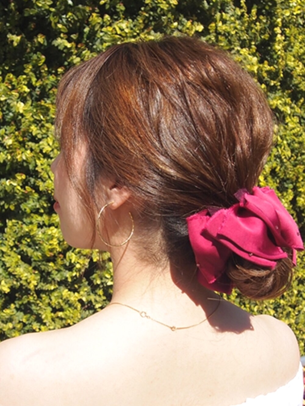「アンジェブルーム、AngeBloom、バナナクリップ、簡単ヘアアレンジ、大人カジュアル、春コーデ、タイムセール」｜「Ange Bloomのグレースサテンミニバナナクリップ（バレッタ/ヘアクリップ、レッド系）」を使った、Ange Bloomさん（レディース・157cm）の冬コーディネートの1枚目の写真