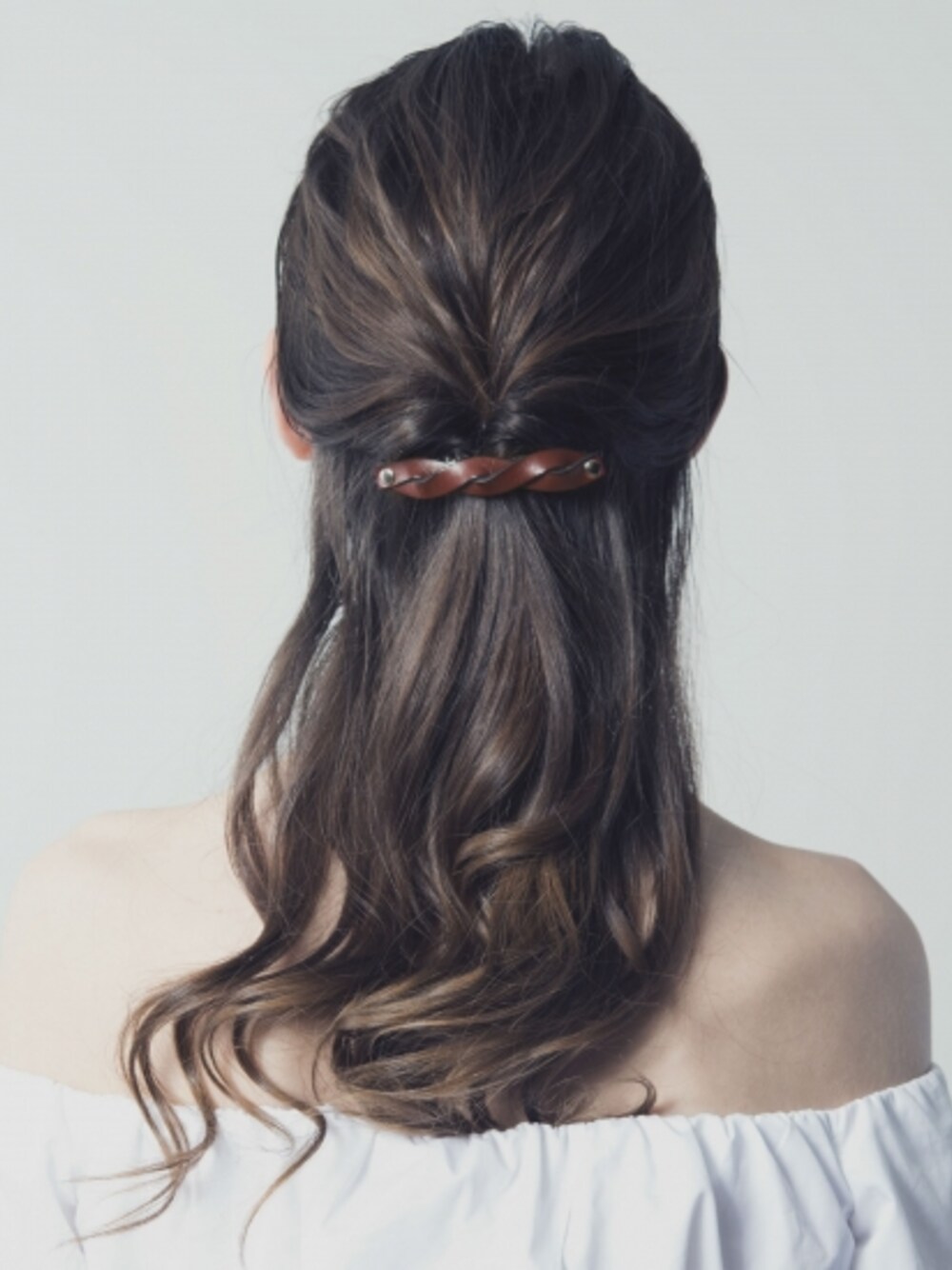 ブラウン系のバレッタ/ヘアクリップを着用したレディースの夏コーディネートの1枚目の写真