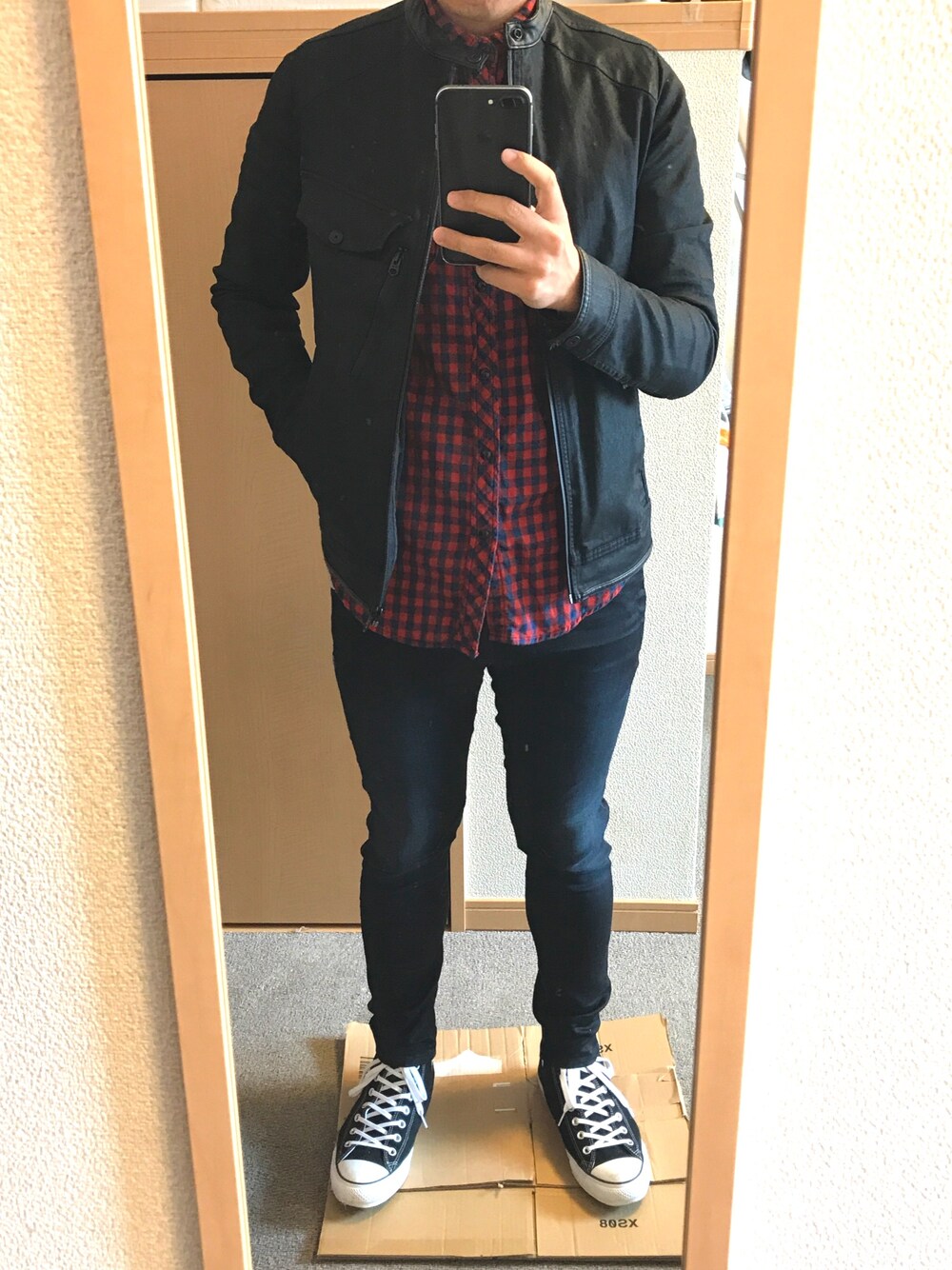 ブルー系のデニムジャケット、レッド系のシャツ/ブラウス、ブルー系のデニムパンツを着用したメンズの秋コーディネートの1枚目の写真