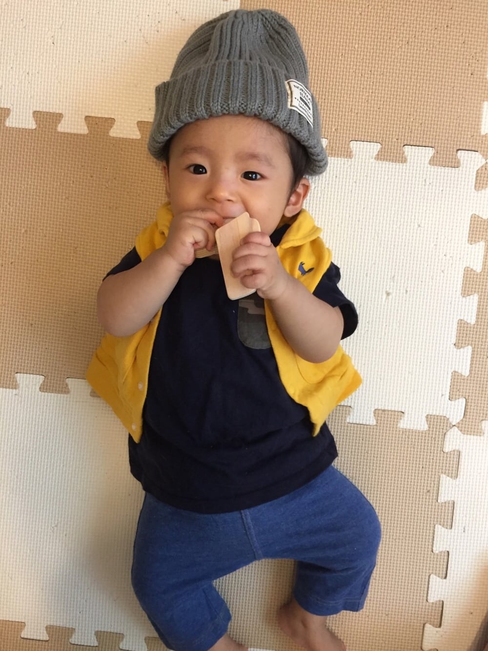 「男の子コーデ、０歳、UNIQLO、ベスト×Tシャツ、ニット帽」｜「西松屋のアイテム（ニットキャップ/ビーニー、グレー系）」を使った、Ren☆さん（キッズ・70cm）の夏コーディネートの1枚目の写真