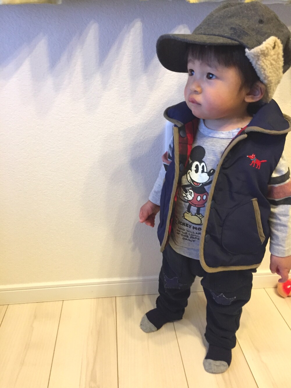 「男の子コーデ、1歳、ワークキャップ、ダウンベスト、ミッキーT、サルエルパンツ、星、ハンドメイド」｜「HOT BISCUITSのアイテム（キャップ、グレー系）」を使った、Ren☆さん（キッズ・70cm）の冬コーディネートの1枚目の写真
