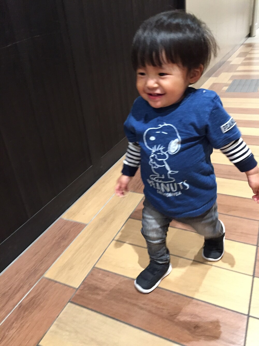 「男の子コーデ、1歳、スヌーピーT、インディゴ、Tシャツ×ロンT、レイヤードスタイル、マウンテンパーカー」｜「Birthdayのアイテム（Tシャツ/カットソー、ブルー系）」を使った、Ren☆さん（キッズ・70cm）の春コーディネートの1枚目の写真