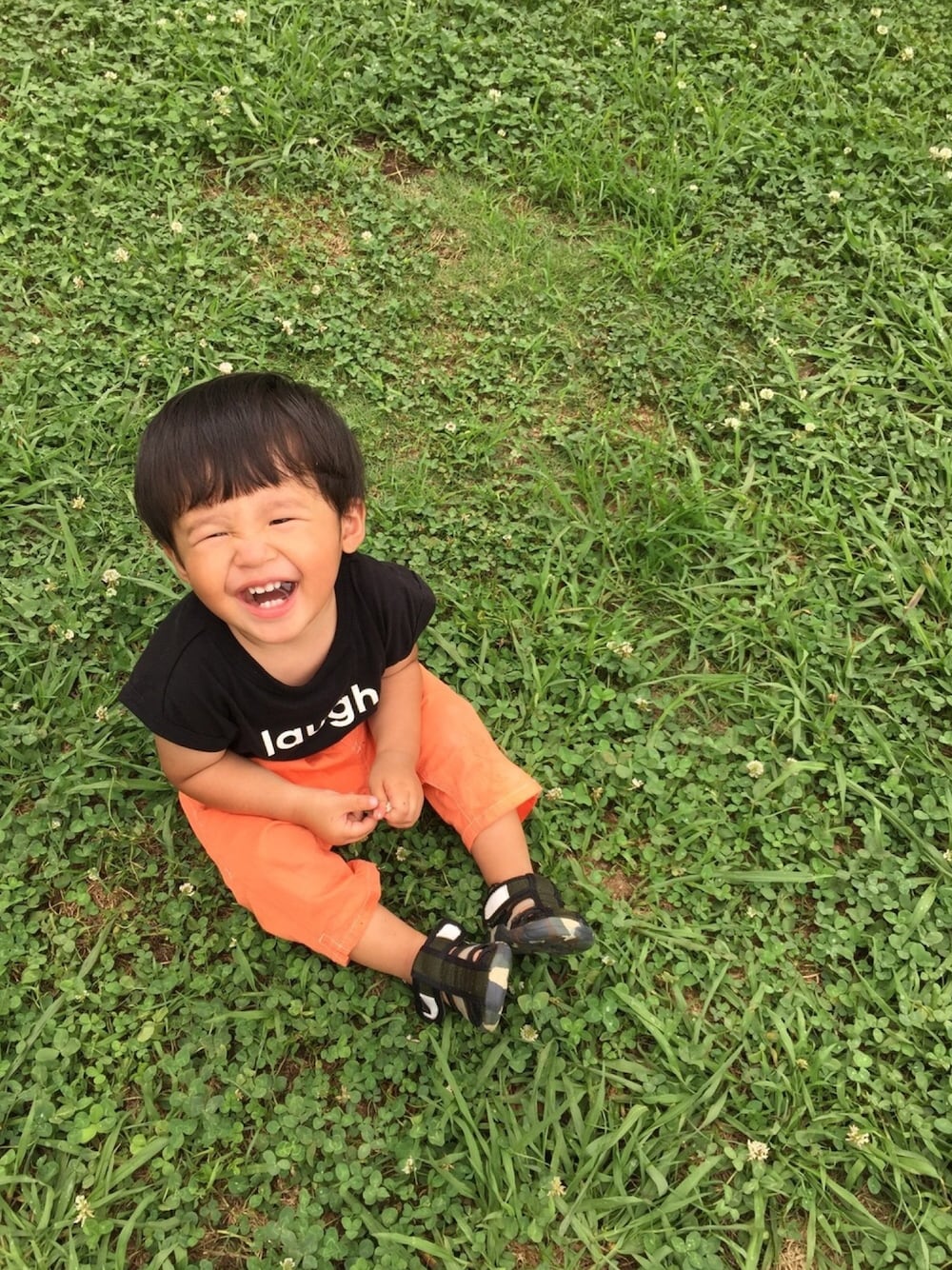 「男の子コーデ、1歳、黒×オレンジ、オレンジパンツ、レスキューオレンジ、公園コーデ、夏コーデ」｜「BRANSHESのロゴビックタンクトップ（タンクトップ、ブラック系）」を使った、Ren☆さん（キッズ・80cm）の夏コーディネートの1枚目の写真
