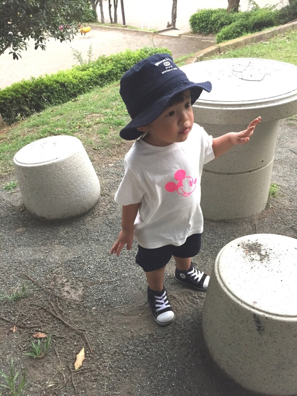 「男の子コーデ、1歳、Tシャツ、ミッキー、バケットハット、黒コンバース」｜「Birthdayのアイテム（ハット、ブルー系）」を使った、Ren☆さん（キッズ・80cm）の秋コーディネートの1枚目の写真