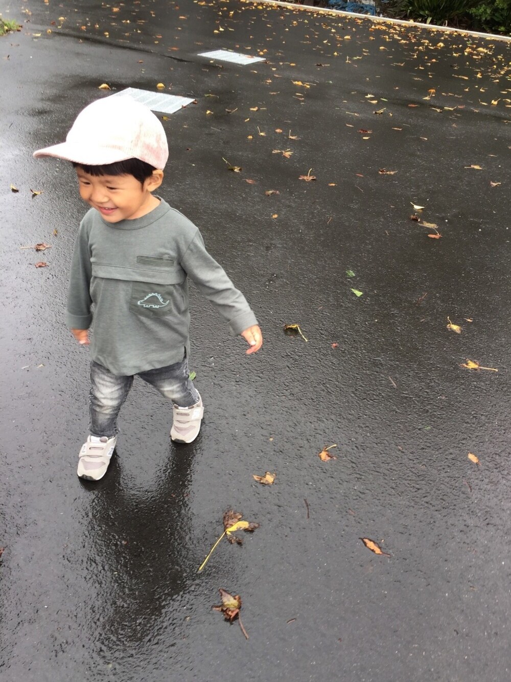 「男の子コーデ、1歳、ザラコーデ、恐竜、カーキ×ピンク、ピンクキャップ」｜「3coinsのアイテム（キャップ、ピンク系）」を使った、Ren☆さん（キッズ・80cm）の秋コーディネートの1枚目の写真