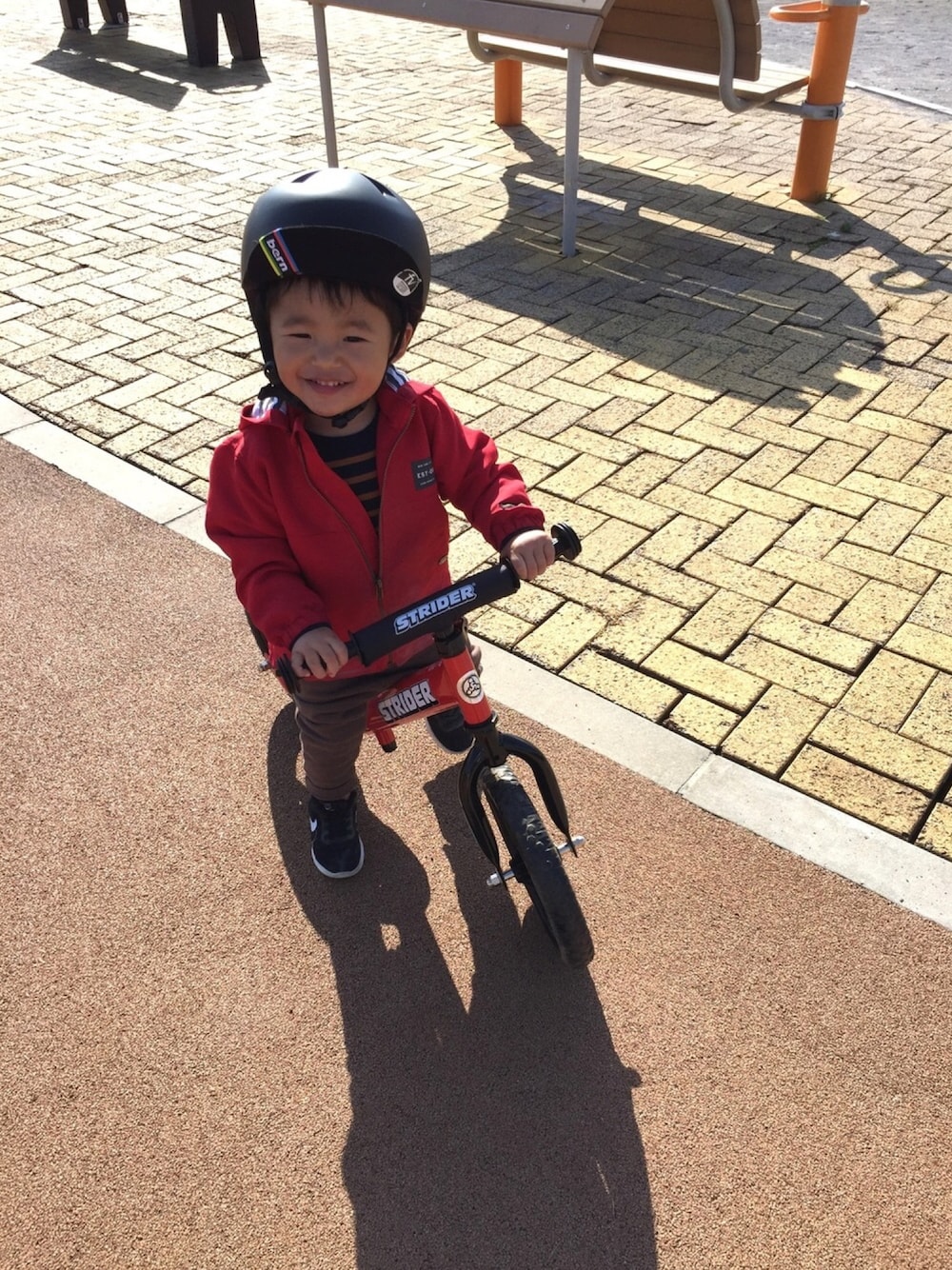 「男の子コーデ、2歳、ストライダー、ヘルメット、マウンテンパーカー、サルエルパンツ」｜「bernの【bern】NINO ALL SEASON キッズ ヘルメット（スポーツグッズ、ブラック系）」を使った、Ren☆さん（キッズ・80cm）の冬コーディネートの1枚目の写真