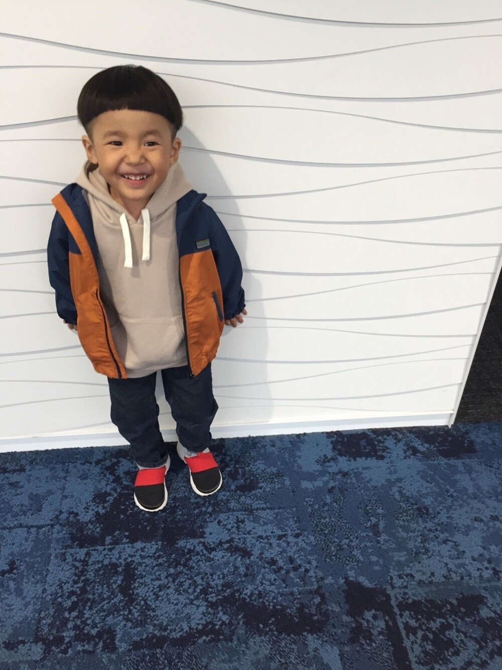 「男の子コーデ、2歳、やっぱりストリートが好き、ウインドブレーカー、パーカー、デニム、こぼちゃんカット、パッツン前髪」｜「BREEZEの切替ウィンドブレーカー（ナイロンジャケット、ブルー系）」を使った、Ren☆さん（キッズ・90cm）の秋コーディネートの1枚目の写真