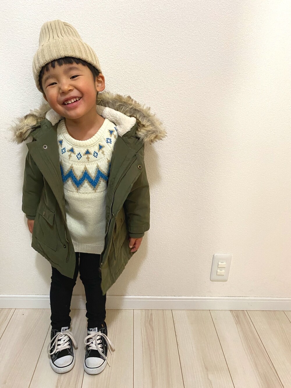 「男の子コーデ、3歳、アウター、モッズコート、ニット、ノルディック柄、黒スキニー、ニット帽、黒コンバース」｜「monmimiのアイテム（ニットキャップ/ビーニー、ベージュ系）」を使った、Ren☆さん（キッズ・90cm）の冬コーディネートの1枚目の写真