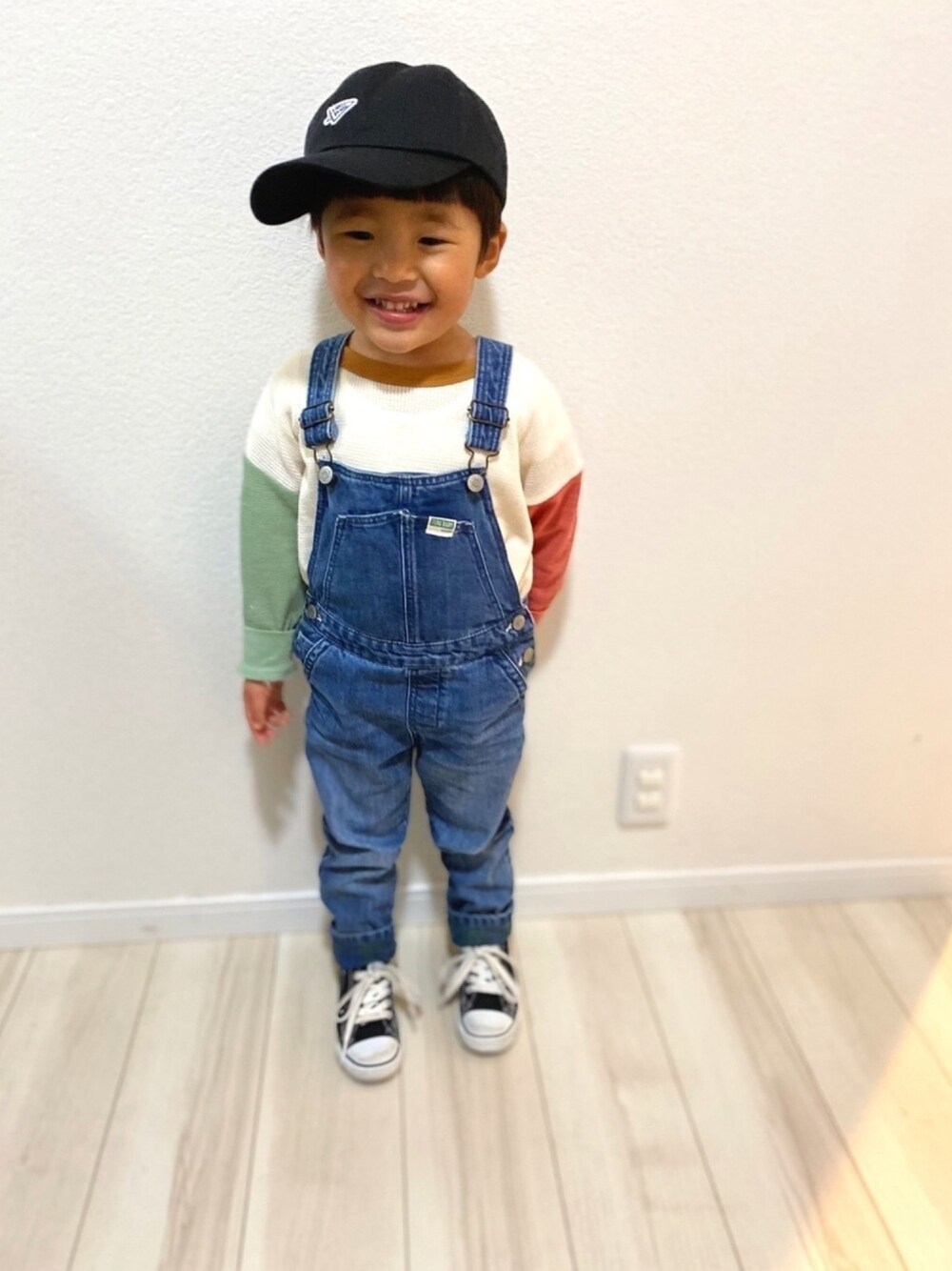 「男の子コーデ、3歳、リンクコーデ、お誕生日おめでとう！、デニムサロペット、ラグランTシャツ、ワッフルカットソー、黒コンバース、キャップ」｜「B:MING by BEAMSのB:MING by BEAMS / ワッペン ローキャップ（キャップ、ブラック系）」を使った、Ren☆さん（キッズ・90cm）の冬コーディネートの1枚目の写真