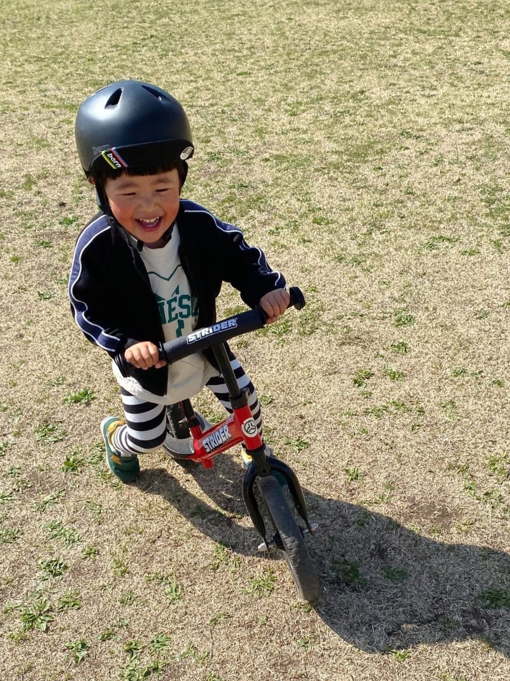 「男の子コーデ、3歳、公園コーデ、ストライダー、ヘルメット、ジャージ、ボーダーレギンス」｜「bernの【bern】NINO ALL SEASON キッズ ヘルメット（スポーツグッズ、ブラック系）」を使った、Ren☆さん（キッズ・90cm）の春コーディネートの1枚目の写真