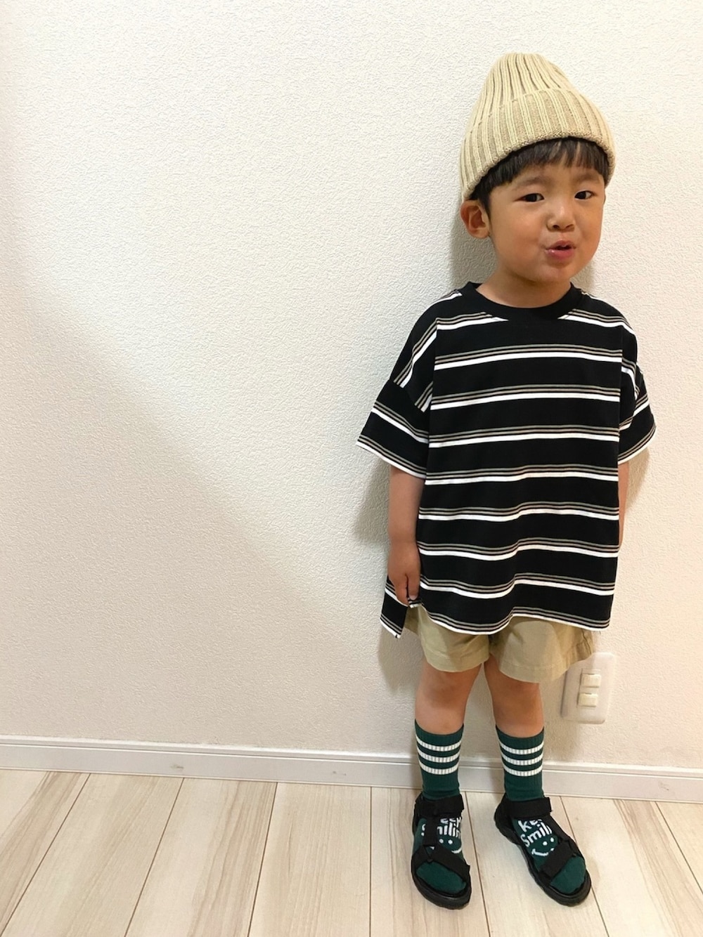 「男の子コーデ、3歳、ベージュ、ショーパン、ビッグT、ゆるコーデ、靴下 × サンダル、ニット帽、笑顔でstayhome」｜「monmimiのアイテム（ニットキャップ/ビーニー、ベージュ系）」を使った、Ren☆さん（キッズ・90cm）の春コーディネートの1枚目の写真