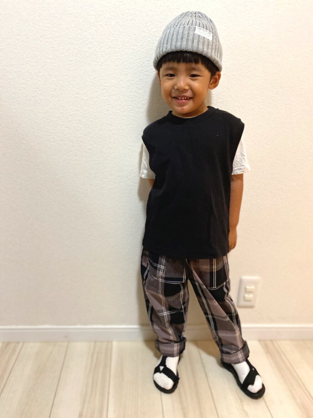 「男の子コーデ、3歳、サンダル、サンダルに靴下、ベスト、チェックパンツ、秋コーデ、2020秋チェッカーず」｜「B:MING by BEAMSのB:MING by BEAMS / ワッペン ローキャップ（キャップ、ブラック系）」を使った、Ren☆さん（キッズ・100cm）の秋コーディネートの1枚目の写真