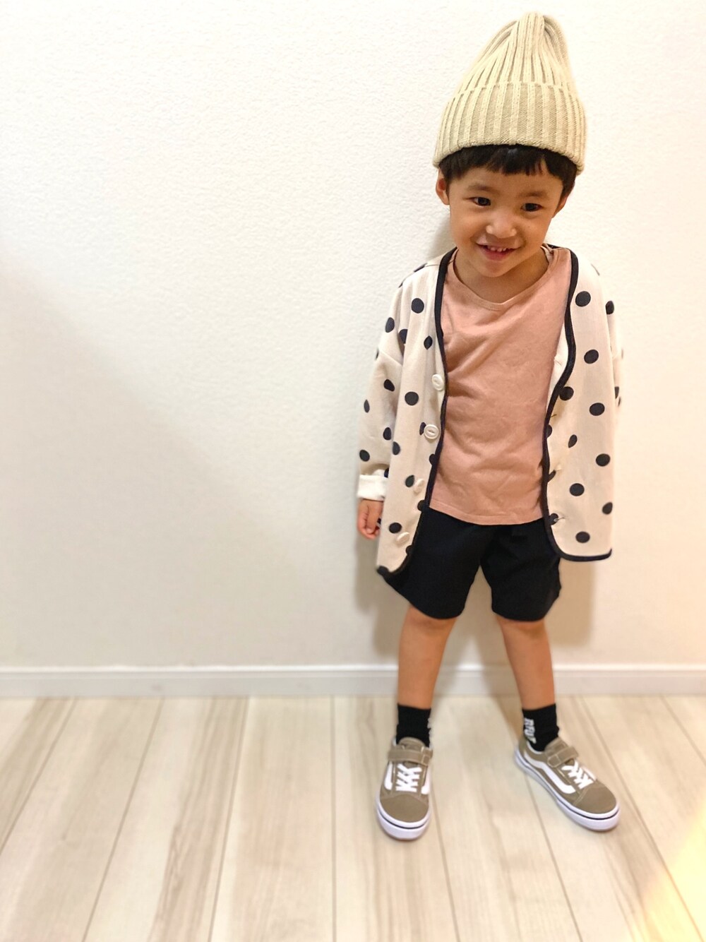 「男の子コーデ、3歳、ラブアンドピース2020、カーディガン、ドット、ハーフパンツ、バンズ、オールドスクール」｜「monmimiのアイテム（ニットキャップ/ビーニー、ベージュ系）」を使った、Ren☆さん（キッズ・100cm）の秋コーディネートの1枚目の写真