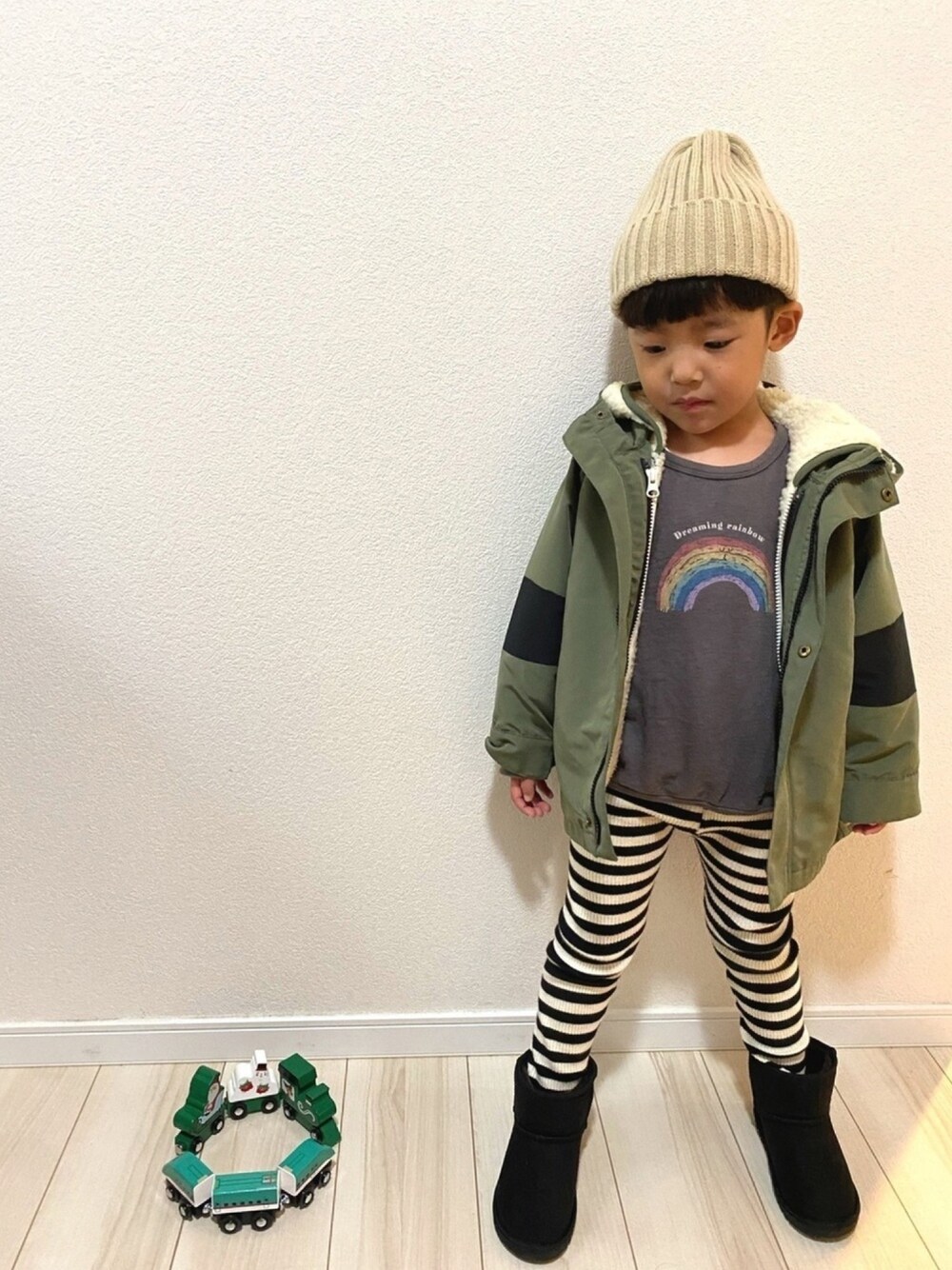 「男の子コーデ、4歳、グリーンフェス❶❶、アウター、カジュアルコーデ、公園スタイル、ボーダーレギンス、プチプラ、ムートンブーツ、ニット帽」｜「monmimiのアイテム（ニットキャップ/ビーニー、ベージュ系）」を使った、Ren☆さん（キッズ・100cm）の冬コーディネートの1枚目の写真