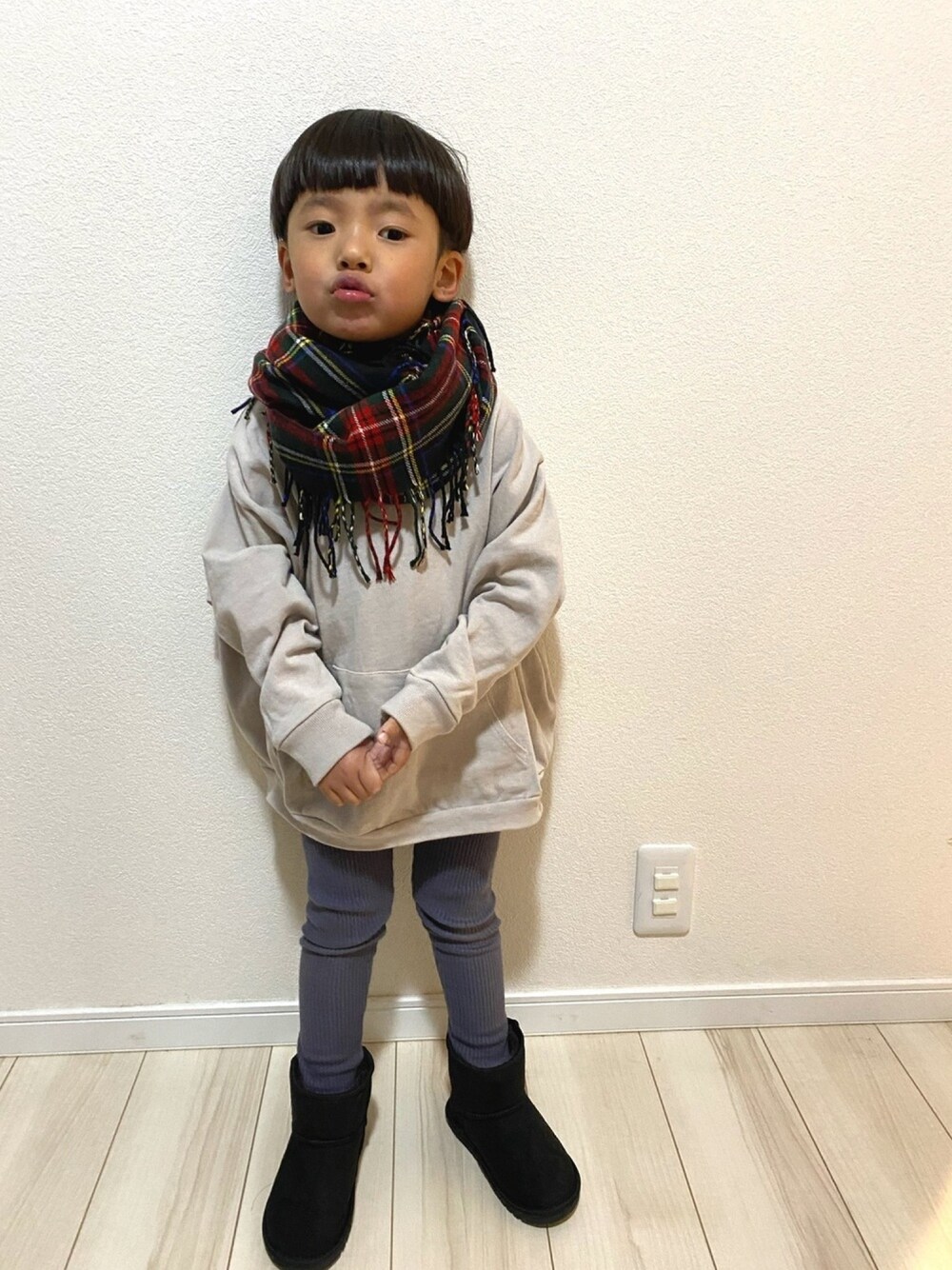 「男の子コーデ、4歳、年末WEAR感謝祭、オーバーサイズ、レギンス、くすみカラー、ムートンブーツ、マフラーぐるぐる、チェックストール」｜「Smoothyのるのくんから♡（マフラー、ブラック系）」を使った、Ren☆さん（キッズ・100cm）の冬コーディネートの1枚目の写真