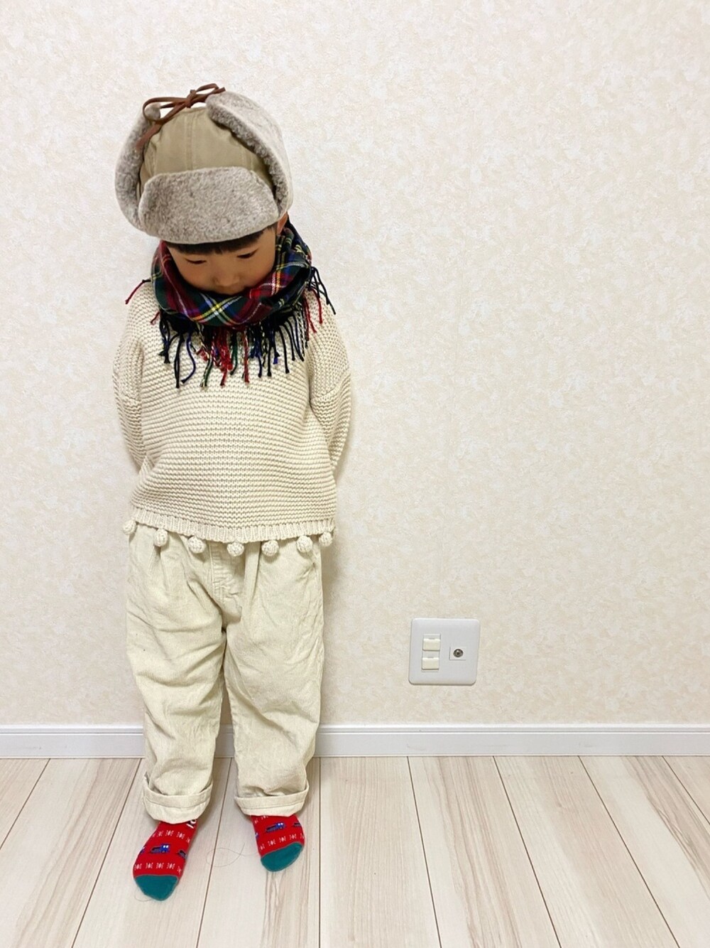 「男の子コーデ、4歳、ホワイトコーデ、クリスマス、冬コーデ、白ニット、コーデュロイパンツ、マフラー、フライトキャップ」｜「Birthdayのアイテム（帽子、ベージュ系）」を使った、Ren☆さん（キッズ・100cm）の冬コーディネートの1枚目の写真