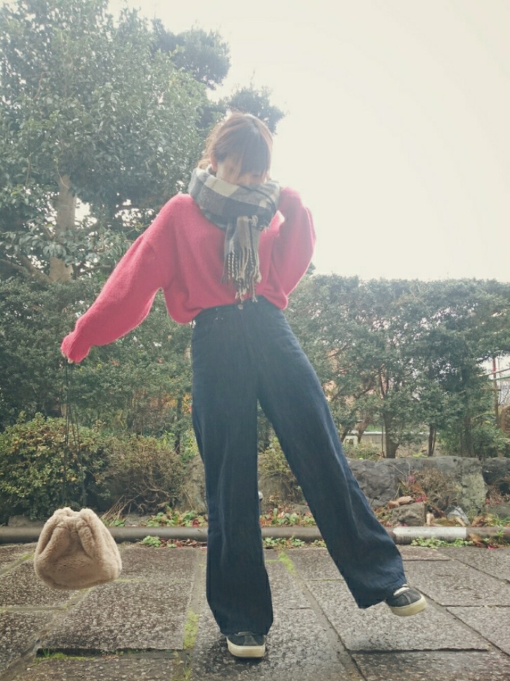レッド系のニット/セーター、ベージュ系のハンドバッグを着用したレディースの冬コーディネートの1枚目の写真