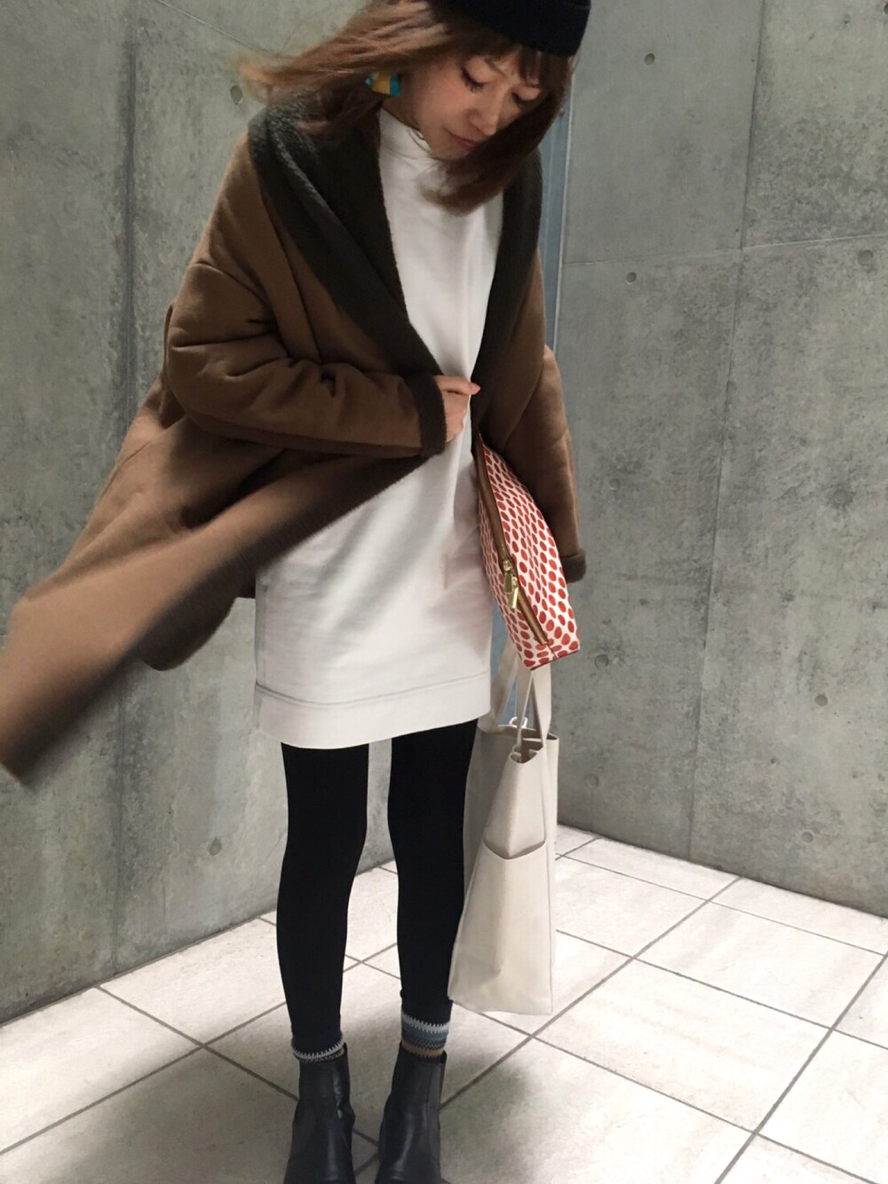 「はるコーデ、spring、outfit、スウェットワンピース、mizuiro-ind、シンプル、ユニクロ、UNIQLOU、キャップ」｜「mizuiroindのアイテム（その他アウター、ブラウン系）」を使った、naoさん（レディース・166cm）の春コーディネートの1枚目の写真