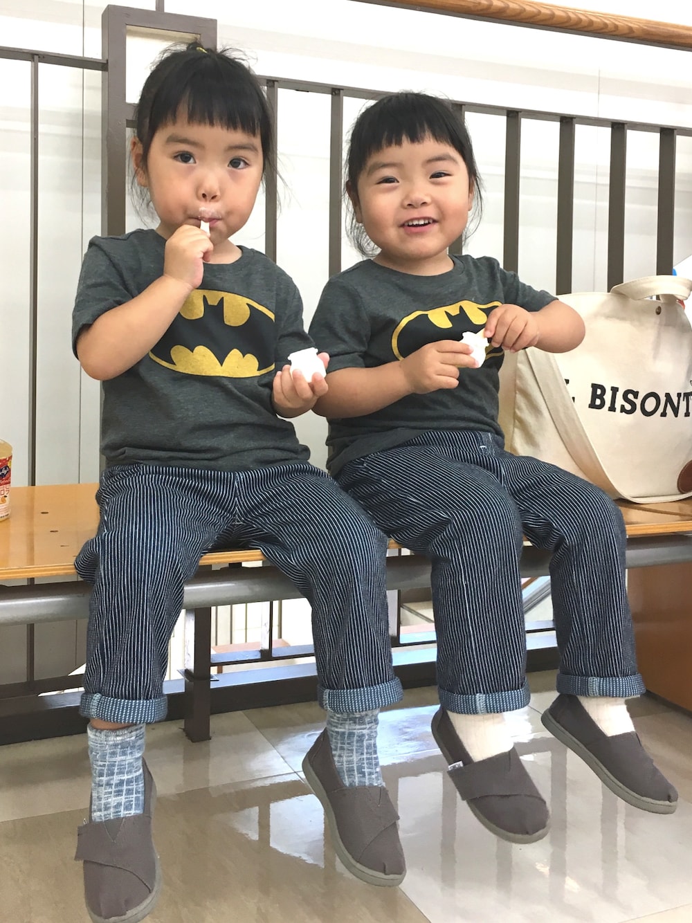 「ふたごコーデ、双子コーデ、シンプル、ボーイッシュ、キッズコーデ、おだんごヘアー」｜「OLD NAVYのアイテム（Tシャツ/カットソー、グレー系）」を使った、うい＊おとさん（キッズ・100cm）の夏コーディネートの1枚目の写真