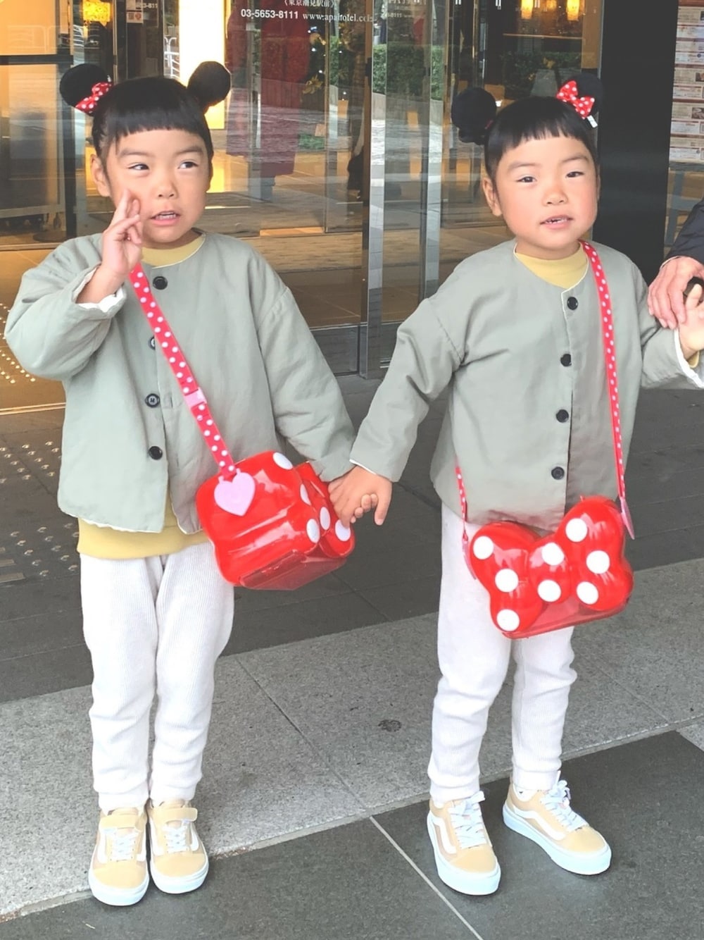 「ワッフルレギンス、双子コーデ、双子ディズニー、ディズニーコーデ、ディズニー、ミニー、シンプルコーデ、リンクコーデ、年末WEAR感謝祭」｜「韓国子供服のアイテム（レギンス/スパッツ、ベージュ系）」を使った、うい＊おとさん（キッズ・110cm）の冬コーディネートの1枚目の写真