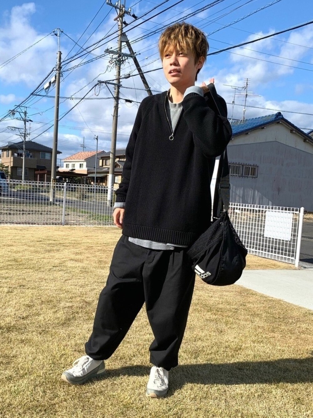 「黒コーデ、きれいめカジュアル、レイヤードスタイル、ハーフジップ、ニット、ロンT、ビッグシルエット、スニーカーコーデ、ライトオン、ブラックコーデ」｜「PLUS ONEの【PLUS ONE】畔編みハーフジップニット（ニット/セーター、ベージュ系）」を使った、いっしーさん（メンズ・167cm）の冬コーディネートの1枚目の写真
