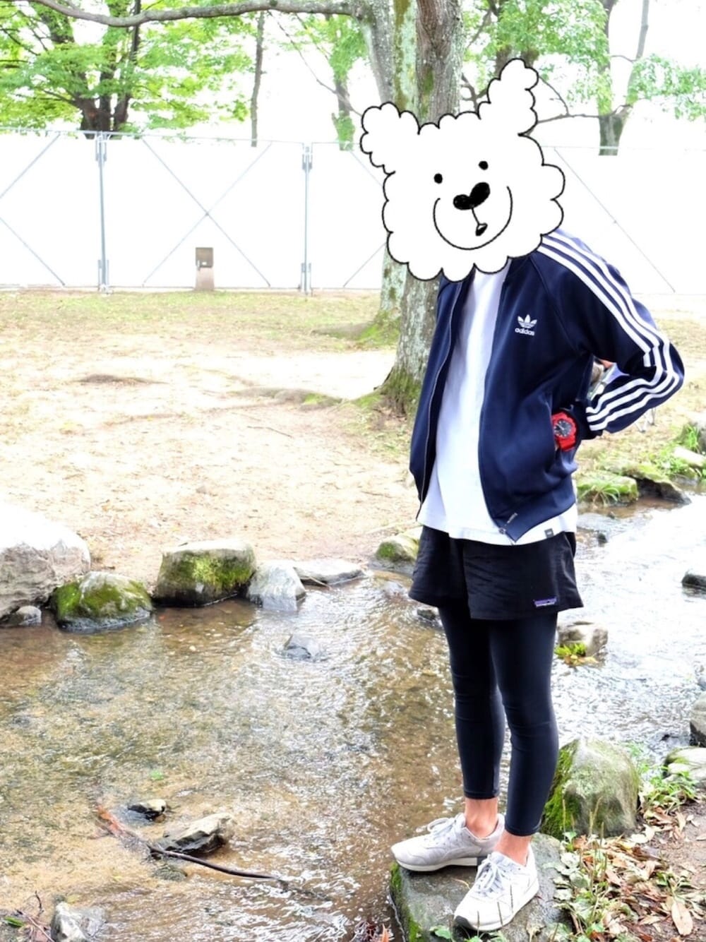 「シンプルスタイル、adidas、スポーツミックス、白Tシャツ、フェススタイル、G-SHOCK、赤、レギンス×ショートパンツ、レギンス、アウトドアスタイル」｜「adidas Originalsのメンズ アディダス ネイビー ジャージ adidas NAVY TRACK TOP（ジャージ、ブルー系）」を使った、YANIKIさん（メンズ・171cm）の秋コーディネートの1枚目の写真