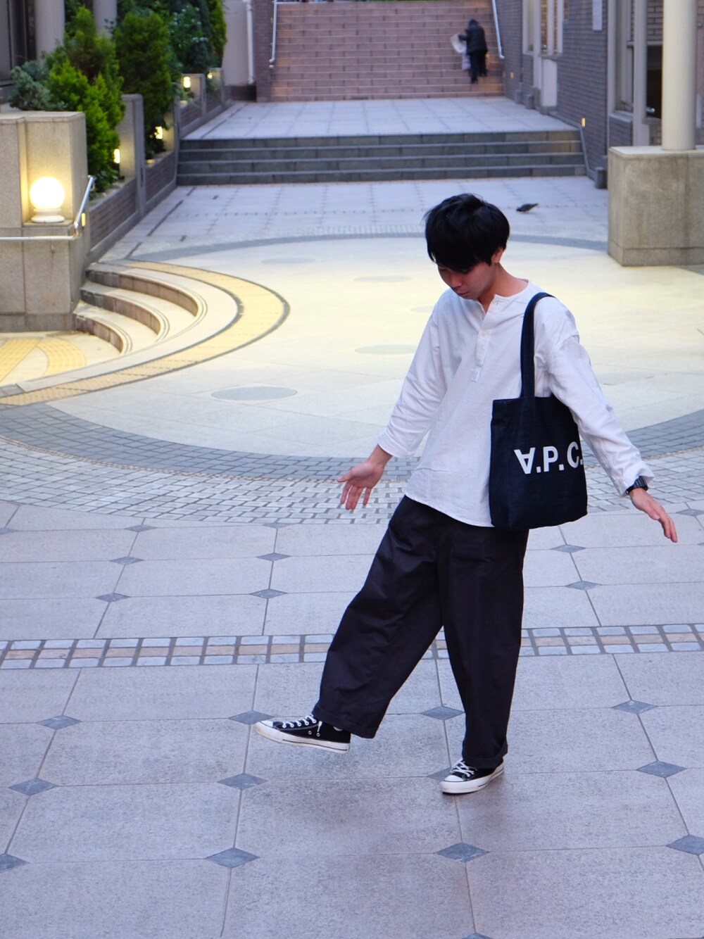 「シンプルコーデ、ワイドパンツ、シャツスタイル、コンバース、白シャツ、春、バンドカラー、トートバッグ、プルオーバー、モノトーン」｜「no brandのアイテム（シャツ/ブラウス、ホワイト系）」を使った、YANIKIさん（メンズ・171cm）の春コーディネートの1枚目の写真