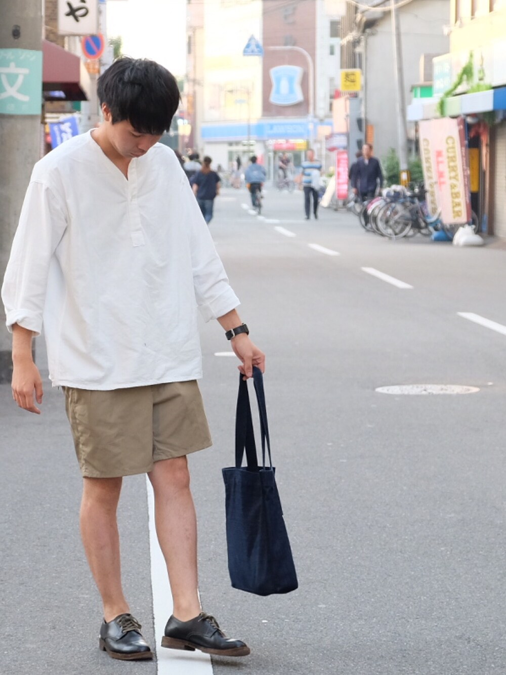 「夏コーデ、シンプル、大人カジュアル、プルオーバーシャツ、白Tシャツ、短パン、ベージュ、トートバッグ、革靴、アースカラー」｜「no brandのアイテム（シャツ/ブラウス、ホワイト系）」を使った、YANIKIさん（メンズ・171cm）の春コーディネートの1枚目の写真