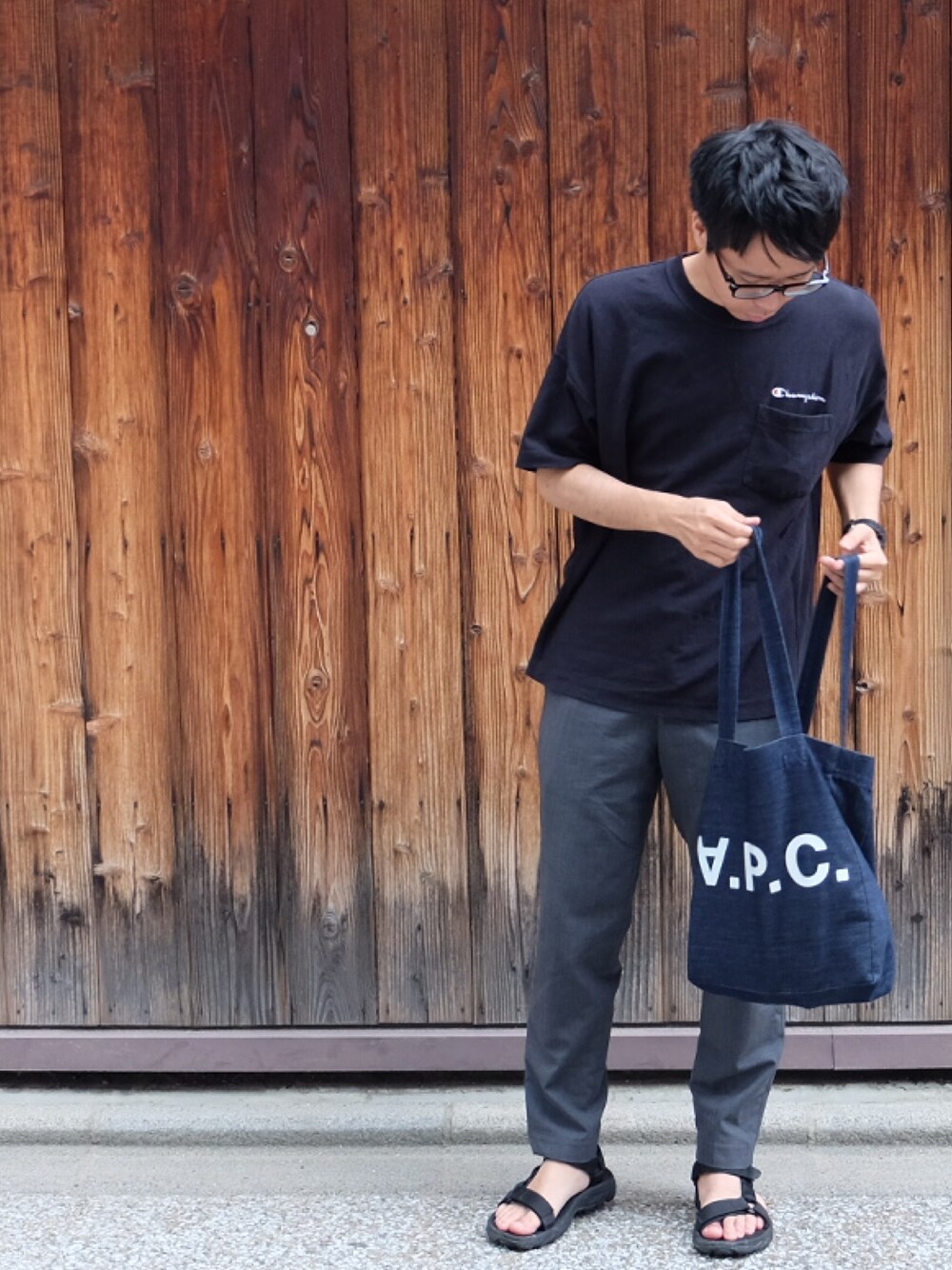 「夏、休日スタイル、ラフ、サンダル、ポケットＴシャツ、黒、スラックス、デニム、チャンピオン、おしゃれさんと繋がりたい」｜「ChampionのChampion T1011 JS Exclusive Pocket T-SHIRTS/ チャンピオン ポケTee#（Tシャツ/カットソー、ブラック系）」を使った、YANIKIさん（メンズ・171cm）の夏コーディネートの1枚目の写真
