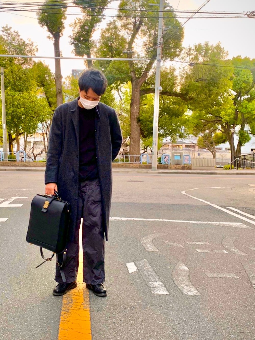 「シンプル、大人カジュアル、モノトーンコーデ、オールブラック、ワイドパンツ、ノーカラーコート、レザーリュック、ゴールド、ワントーンコーデ、秋冬コーデ」｜「NO CONTROL AIRのアイテム（ノーカラーコート、ブラック系）」を使った、YANIKIさん（メンズ・171cm）の冬コーディネートの1枚目の写真