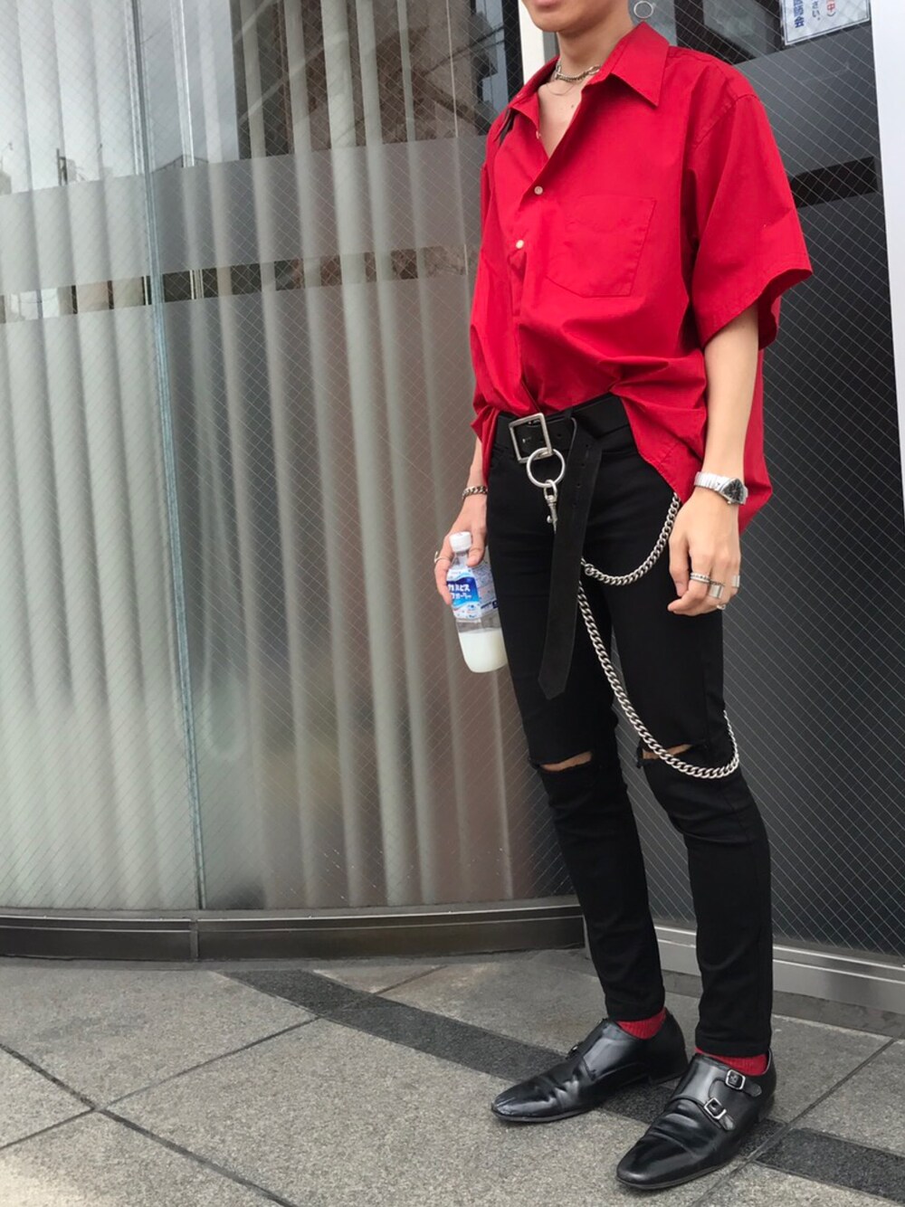 「赤シャツ、黒スキニー、スキニーデニム、ビッグシルエット、赤ソックス、オーバーサイズ、ウォレットチェーン、ダメージデニムパンツ」｜「ARROWのアイテム（シャツ/ブラウス、レッド系）」を使った、ko-kiさん（メンズ・171cm）の夏コーディネートの1枚目の写真