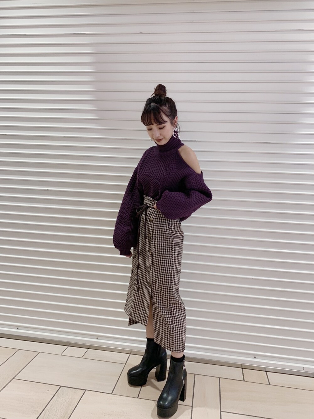 「murua、MURUA(MURUA)、ムルーア(MURUA)、パープル、オープンショルダー、オフタートル、ケーブルニット、チェックスカート、タイトスカート」｜「MURUAのオープンショルダーケーブルニット（ニット/セーター、パープル系）」を使った、立崎 彩香さん（レディース・158cm）の秋コーディネートの1枚目の写真