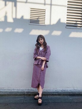 立崎 彩香さんの「シルバーボタンタイトスカート」を使ったコーディネート