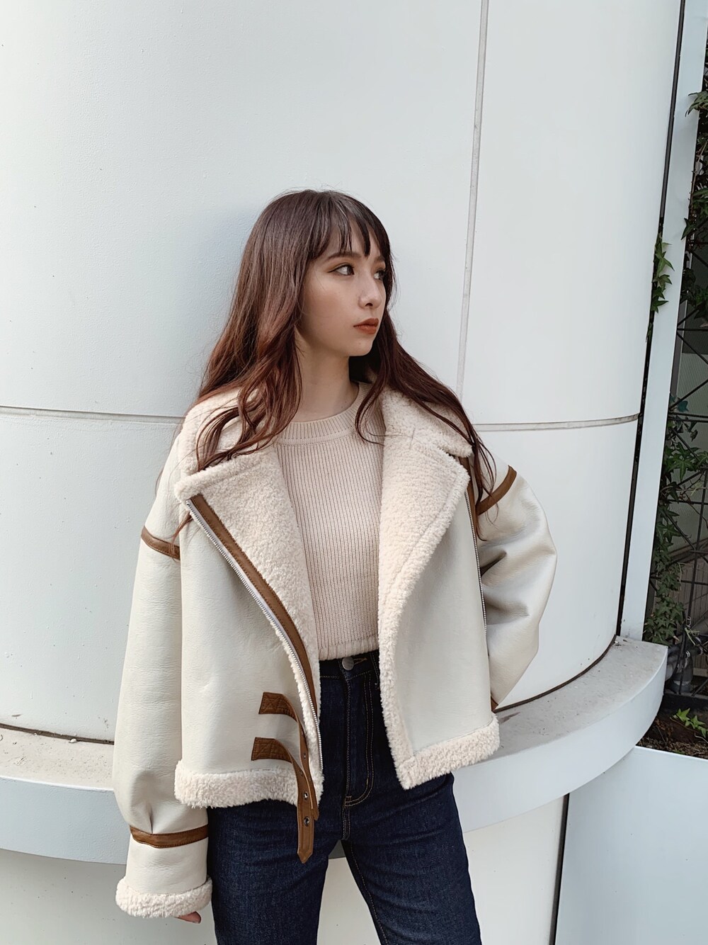 「ワントーンコーデ、ベージュ、murua、ブラウン、ムートンコート、ベージュコーデ、ブラウンコーデ、オトナカジュアル」｜「MURUAのハーフスリーブニット（ニット/セーター、ホワイト系）」を使った、立崎 彩香さん（レディース・158cm）の夏コーディネートの1枚目の写真