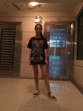 「HATE HEROのアイテム（Tシャツ/カットソー、ブラック系）」を使った、长颈鹿KIKIさん（レディース）の冬コーディネート