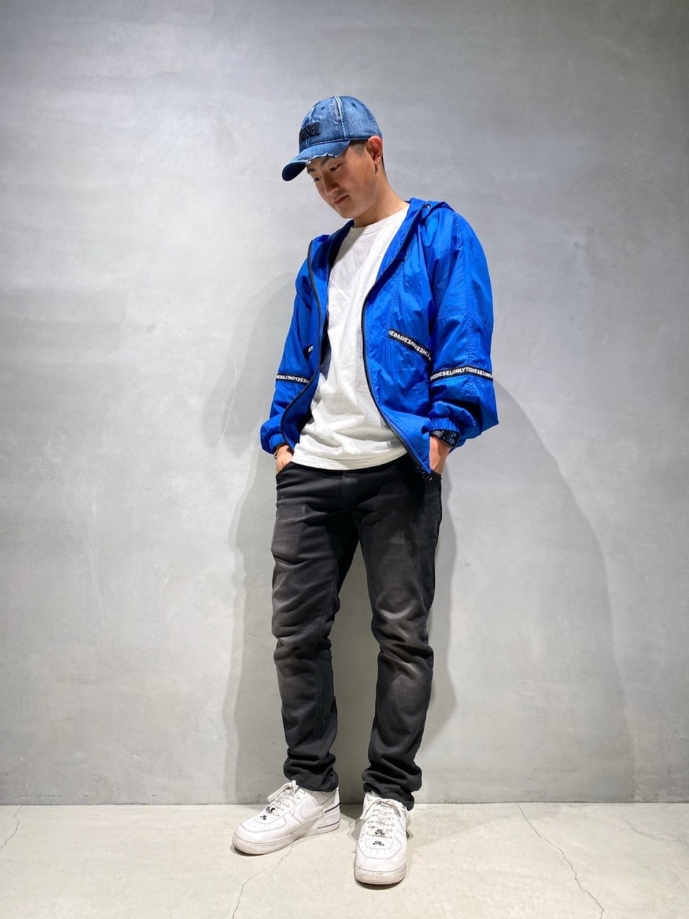 「DIESEL、DIESELGINZA、カジュアルコーデ、ナイロンジャケット、カジュアル、春コーデ、きれいめカジュアル、ブラック、パーカー、爽やかコーデ」｜「DIESELのメンズ ジャケット ナイロンパーカー フーデッドジャケット ロゴ（ナイロンジャケット、ブルー系）」を使った、Seanさん（メンズ・172cm）の春コーディネートの1枚目の写真