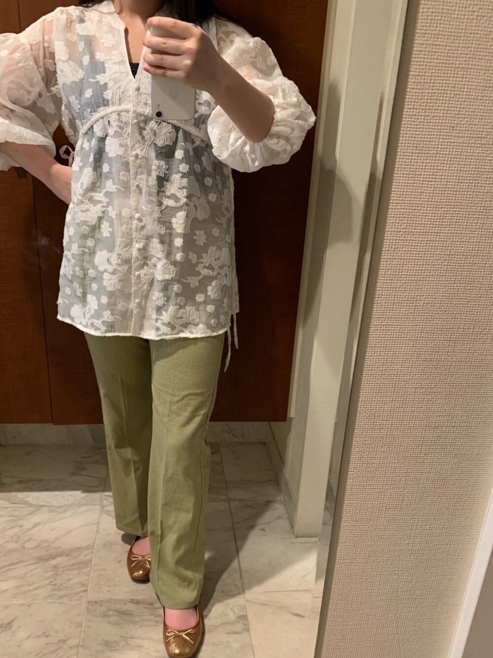 グリーン系のその他パンツ、ホワイト系のシャツ/ブラウス、ゴールド系のパンプスを着用したレディースの夏コーディネートの1枚目の写真