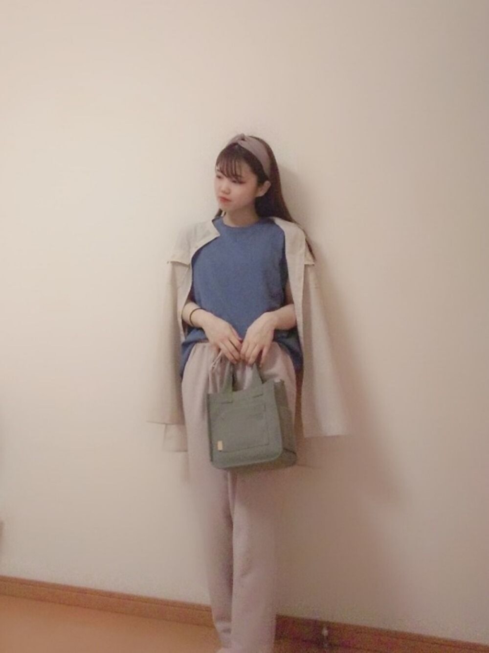 ベージュ系のシャツ/ブラウス、ブルー系のTシャツ/カットソー、グリーン系のトートバッグを着用したレディースの夏コーディネートの1枚目の写真