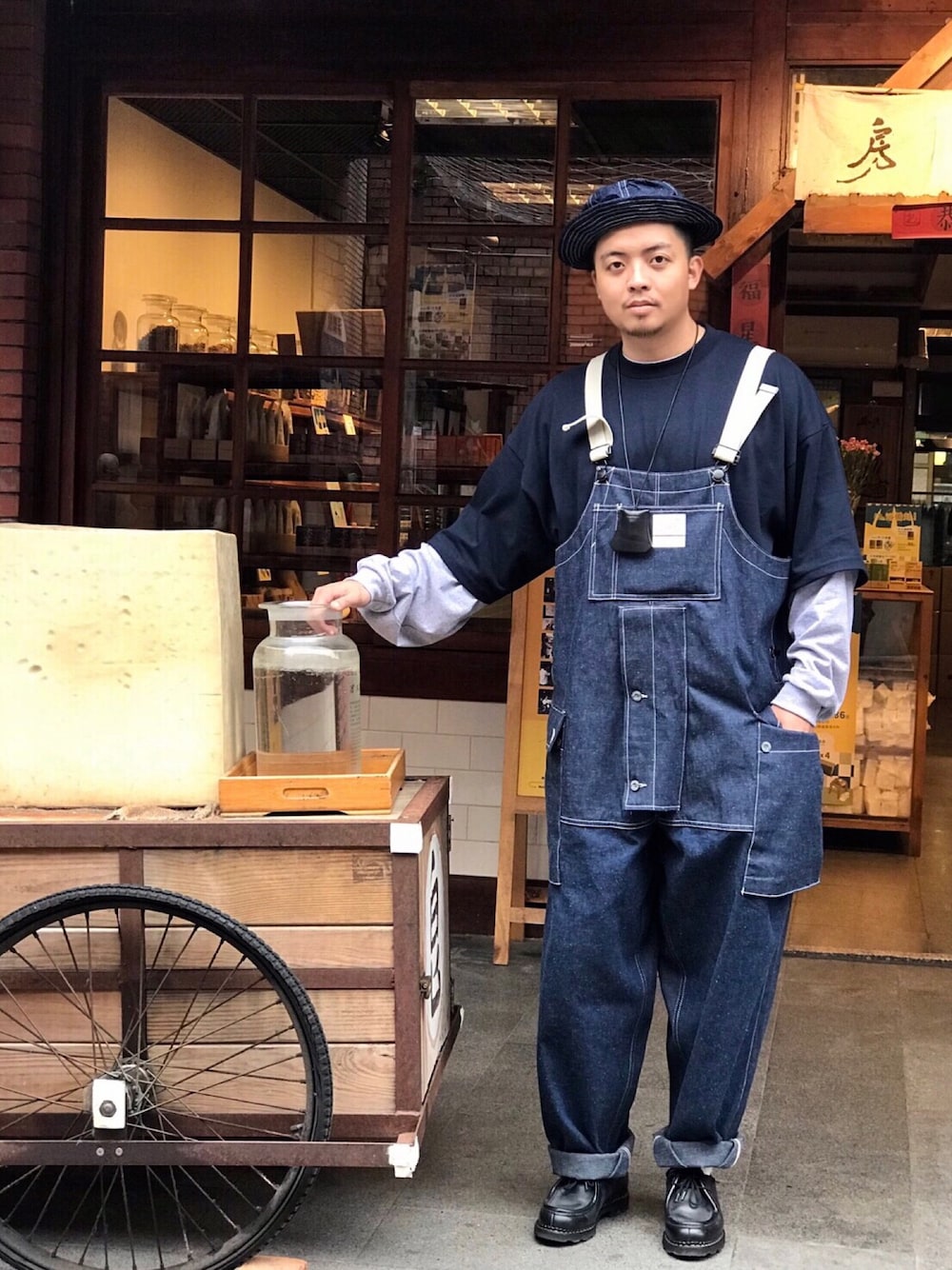 「Nigel Cabournのアイテム（サロペット/オーバーオール、ブルー系）」を使った、YJ YIさん（メンズ・181cm）の春コーディネートの1枚目の写真