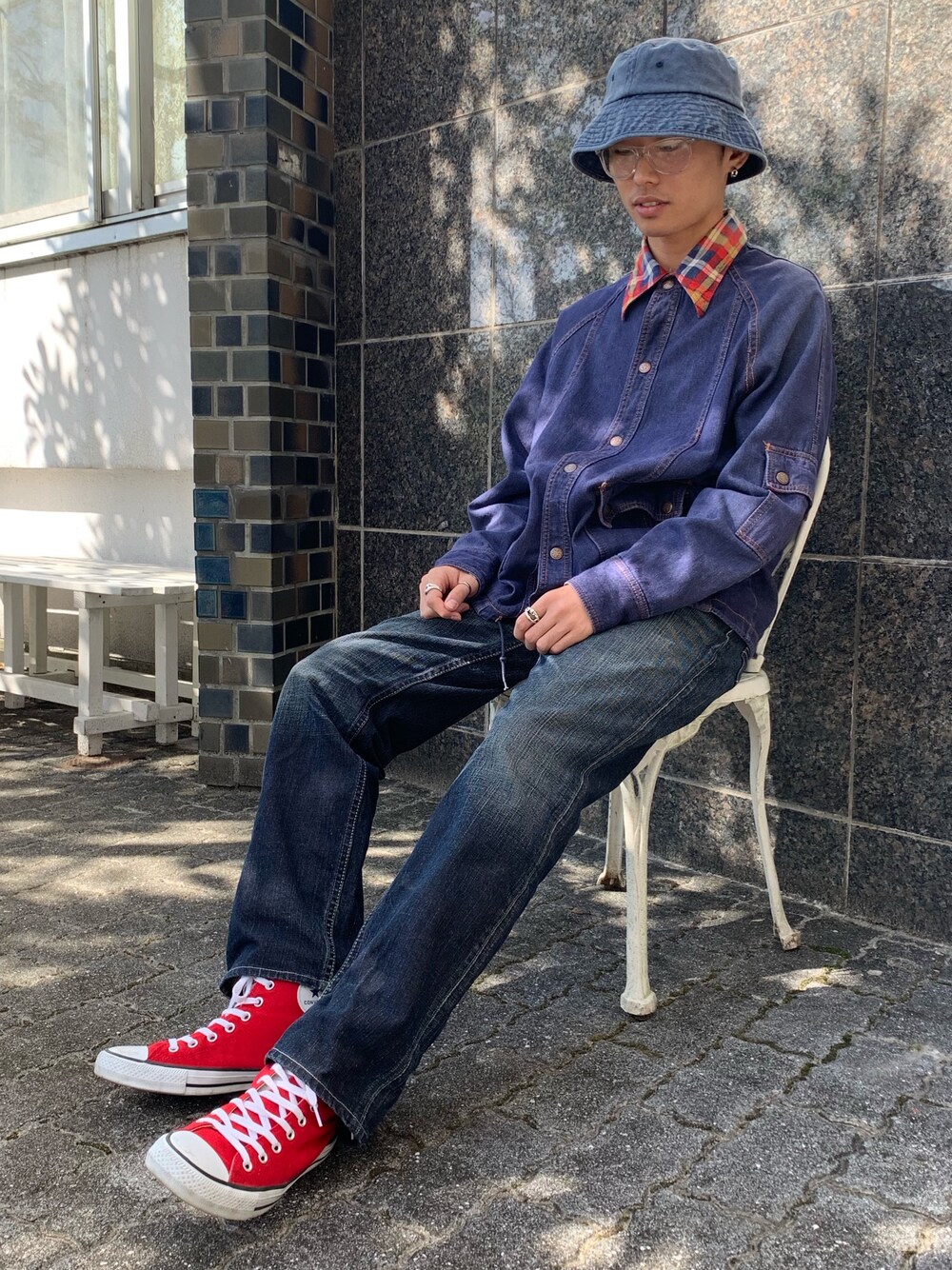 ブルー系のデニムジャケット、ブルー系のデニムパンツ、ホワイト系のスニーカーを着用したメンズの秋コーディネートの1枚目の写真