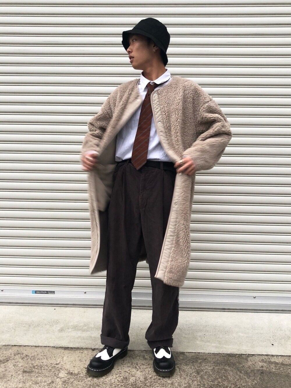 「秋のコーデ、シンプルコーデ、お洒落さんとつながりたい、秋冬、ベージュ、タックイン、シャツスタイル、ネクタイ、ボア、休日スタイル」｜「GUのアイテム（シャツ/ブラウス、ホワイト系）」を使った、ミズキさん（メンズ・175cm）の秋コーディネートの1枚目の写真