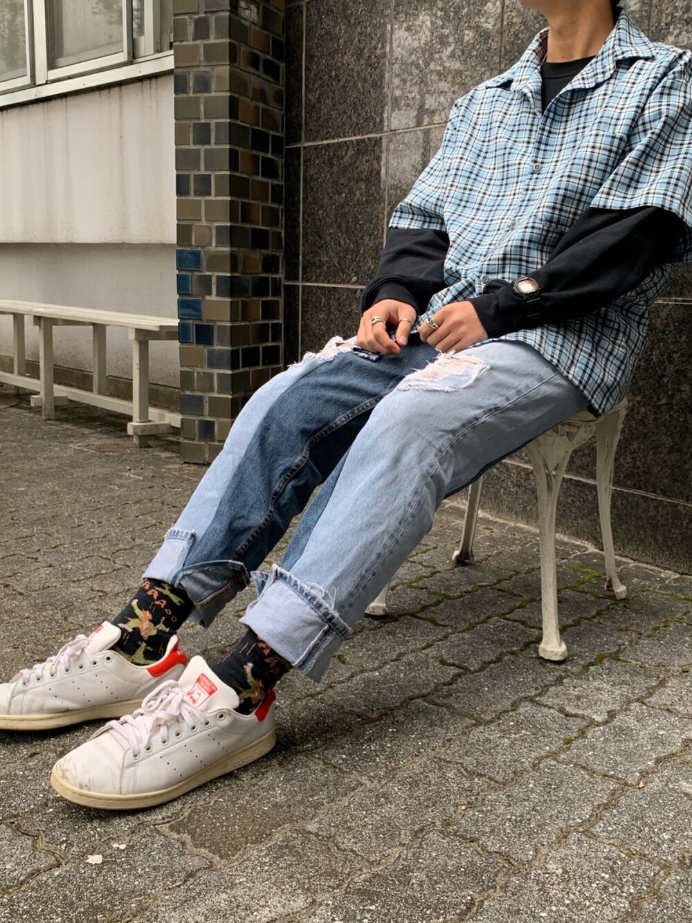 「おしゃれさんと繋がりたい、シンプル、スニーカーコーデ、チェックシャツ、シャツスタイル、デニム、デニムパンツ、スウェット、古着、古着MIX」｜「古着のアイテム（シャツ/ブラウス、ブルー系）」を使った、ミズキさん（メンズ・175cm）の秋コーディネートの1枚目の写真