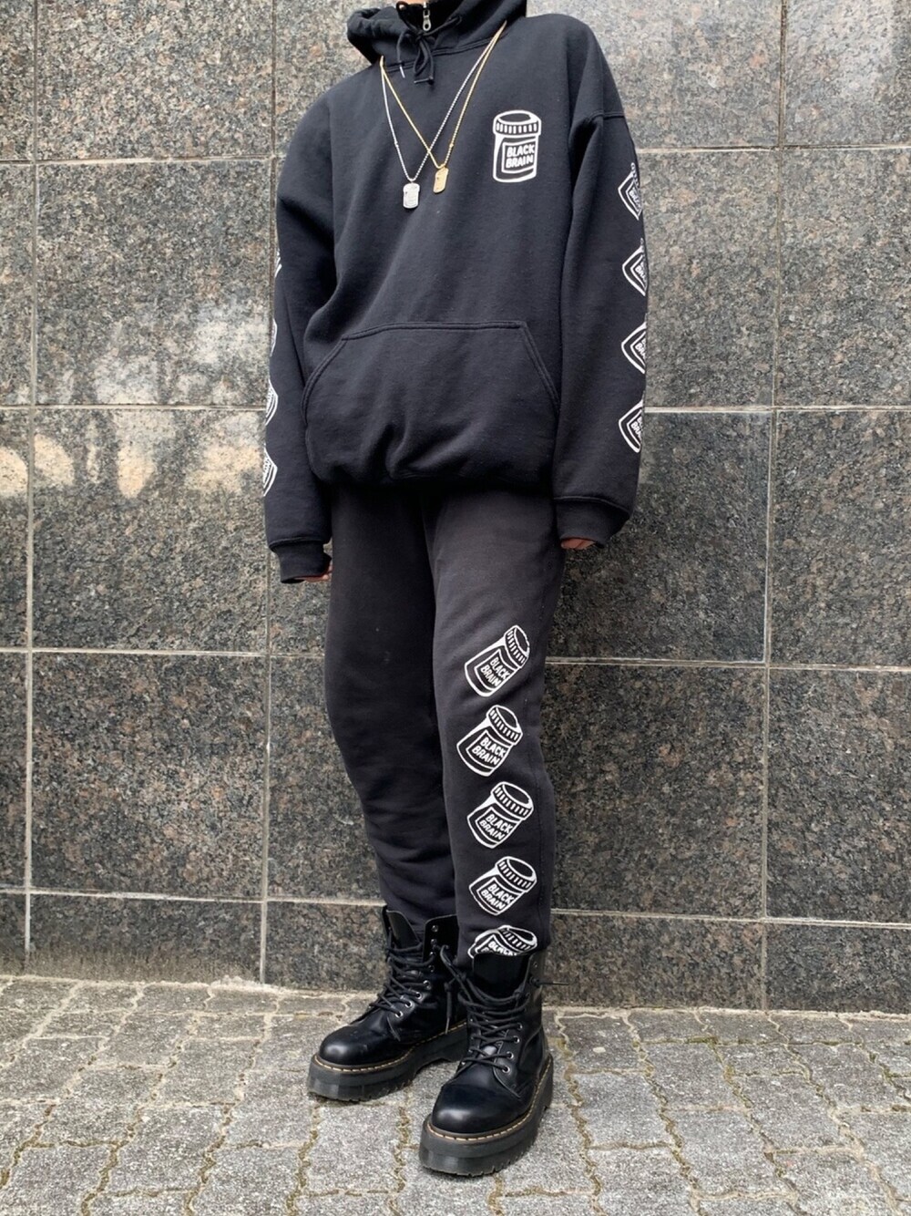「おしゃれさんと繋がりたい、秋コーデ、ストリートMIX、黒コーデ、ブラック、セットアップ、パーカー、スウェット、ビックシルエット、冬」｜「Dr. Martensのアイテム（ブーツ、ブラック系）」を使った、ミズキさん（メンズ・175cm）の秋コーディネートの1枚目の写真