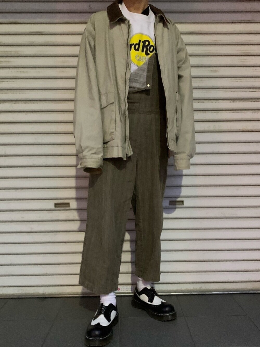 「シンプル、秋のコーデ、カジュアル、スウェット、オーバーオール、冬、オーバーサイズ、おしゃれさんと繋がりたい、ootd、古着」｜「Hard Rock Cafeのアイテム（スウェット、ホワイト系）」を使った、ミズキさん（メンズ・175cm）の秋コーディネートの1枚目の写真