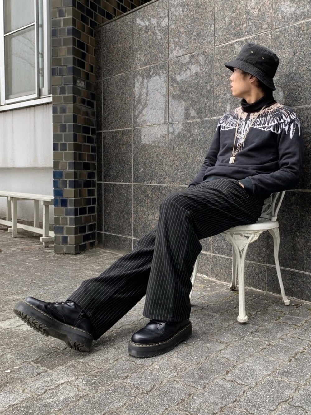「大人カジュアル、シンプル、ootd、ブラック、古着、冬、黒、お洒落さんとつながりたい、バケットハット、スウェット」｜「UNIQLOのタートルネックT（長袖）（Tシャツ/カットソー、ブラック系）」を使った、ミズキさん（メンズ・175cm）の冬コーディネートの1枚目の写真
