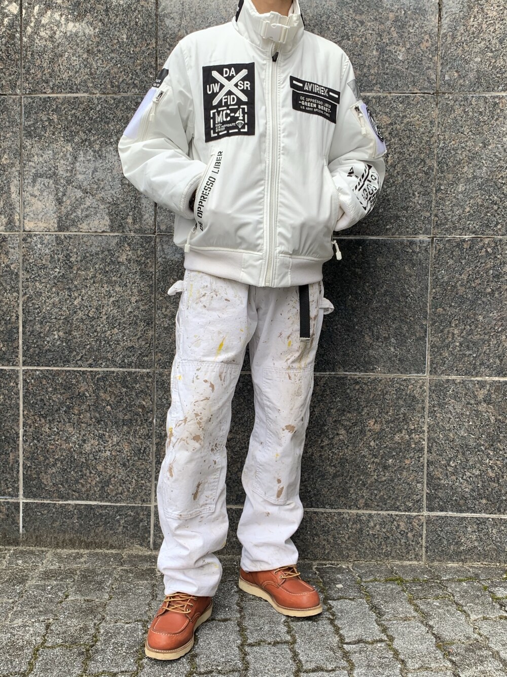 「年末WEAR感謝祭、シンプルコーデ、冬のコーデ、ホワイト、ラフ、fashion、ダウンジャケット、ブーツ、オトナカジュアル、オーバーサイズ」｜「AVIREXのアイテム（ダウンジャケット/コート、ホワイト系）」を使った、ミズキさん（メンズ・175cm）の冬コーディネートの1枚目の写真