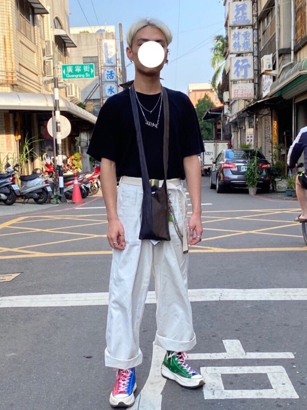 「年末WEAR感謝祭、ootd、converse、モノトーン、ホワイト、シルバーアクセサリー、台湾、球鞋、古着、シャツスタイル」｜「UNIQLOのクルーネックT（半袖）（Tシャツ/カットソー、ブラック系）」を使った、ミズキさん（メンズ・175cm）の冬コーディネートの1枚目の写真