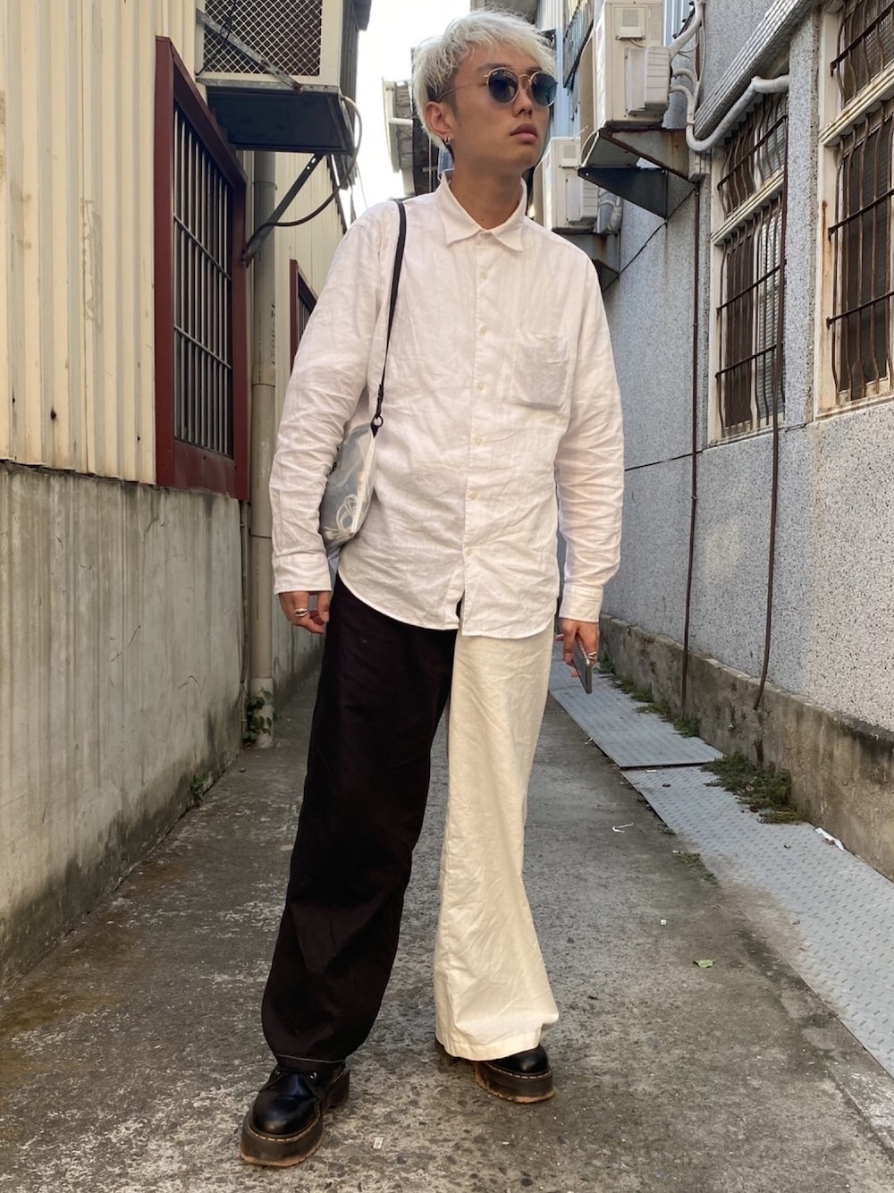 「ootd、古着、シャツスタイル、モノトーン、ショルダーバッグ、カジュアル、大人コーデ、ワイドパンツ、ブーツ、ホワイト」｜「古着のアイテム（シャツ/ブラウス、ホワイト系）」を使った、ミズキさん（メンズ・175cm）の冬コーディネートの1枚目の写真