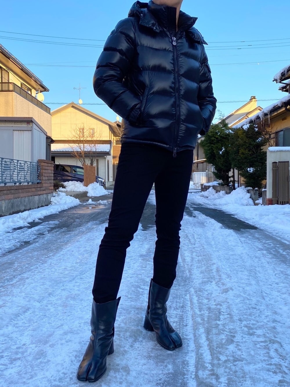 「冬コーデ、シンプル、オトナカジュアル、おしゃれさんと繋がりたい、黒、ootd、黒スキニー、ブーツ、オールブラック、ダウンジャケット」｜「MONCLERのMoncler - Bady ダウンジャケット - women - ダウンフェザー/ポリアミド - 0（ダウンジャケット/コート、ブラック系）」を使った、ミズキさん（メンズ・175cm）の冬コーディネートの1枚目の写真