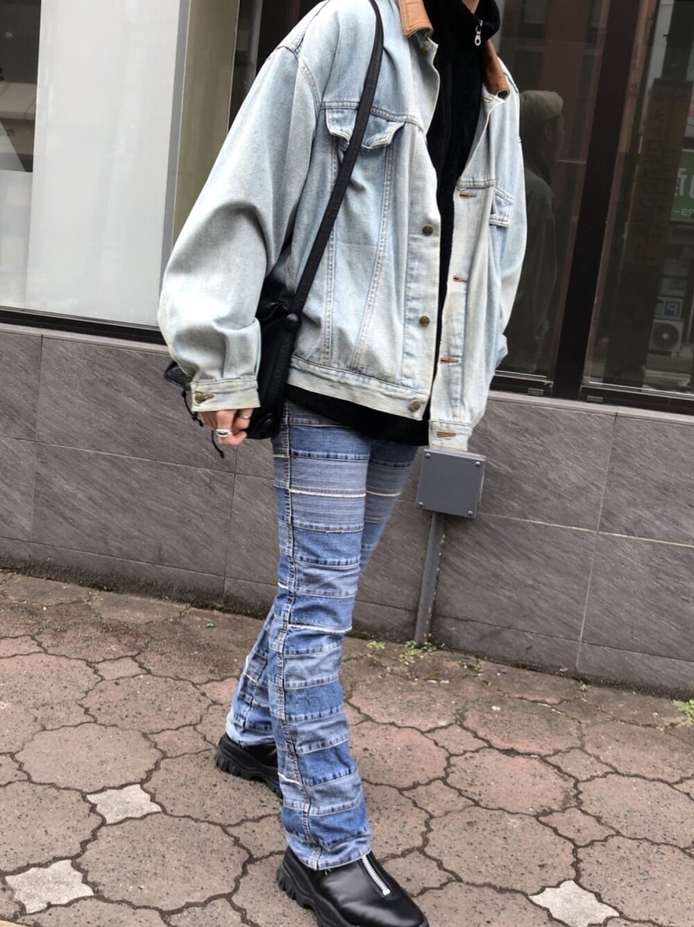 「冬コーデ、お洒落さんとつながりたい、大人コーデ、デニムパンツ、デニム、ブーツ、古着、古着MIX、休日スタイル、ニット」｜「古着のアイテム（ニット/セーター、ブラック系）」を使った、ミズキさん（メンズ・175cm）の冬コーディネートの1枚目の写真